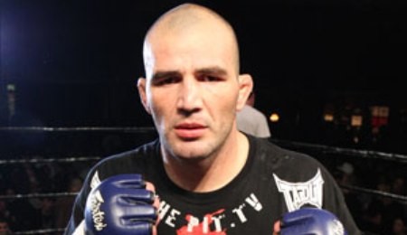 Glover Teixeira firma con el UFC