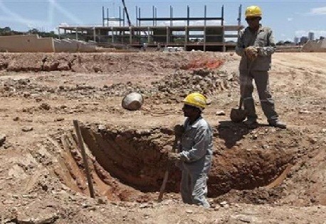 Reos construyen estadios para el mundial en Brasil