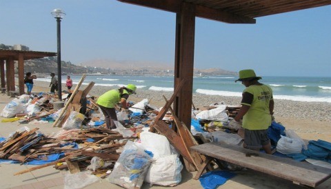 Recogen más de 30 toneladas de residuos varados en playas de Barranco