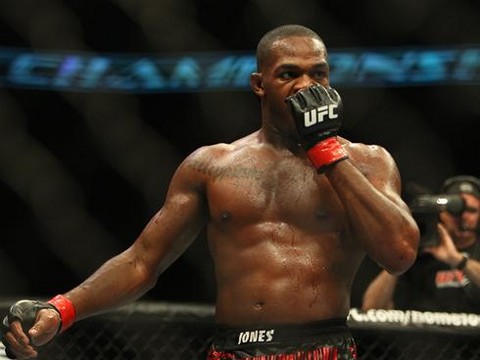 Jon Jones duerme y se despierta al lado de su perro