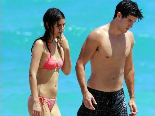 Victoria Justice en la playa con un extraño