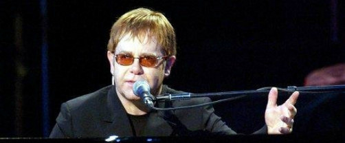 Elton John busca director para su película