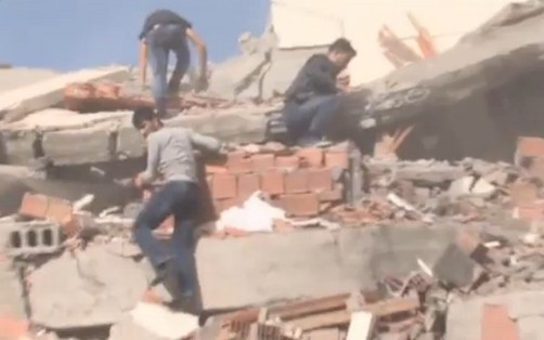 Casi mil muertos habría dejado el terremoto en Turquía