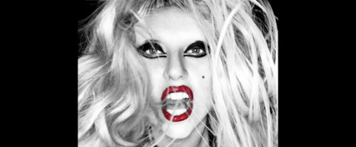 Lady Gaga se pone 'colmillos de vampiro' para tener sexo