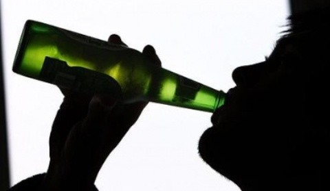 Consumo desmedido de alcohol puede producir dificultades al orinar