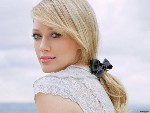 Hilary Duff presume su embarazo con 'body painting'