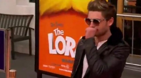 Zac Efron deja caer un preservativo en la premier de 'The Lorax' (Video)