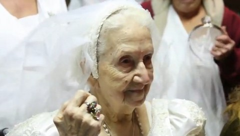 Anciana contrajo matrimonio el mismo día de su cumpleaños número 100 (video)