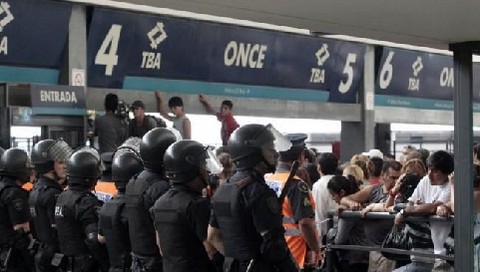 Disturbios en la estación Once de tren en Argentina