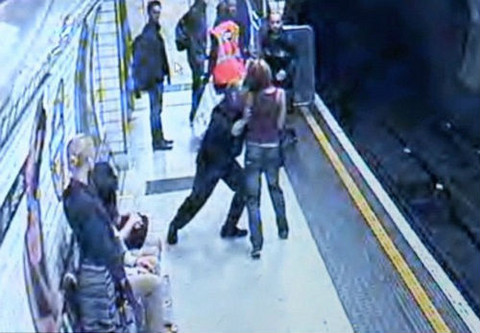 Psicópata empuja a una joven a las vías del subte de Londres (Video)