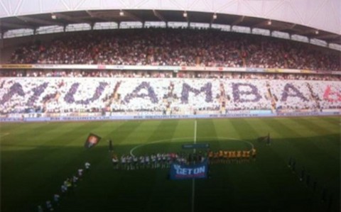 Hinchas del Bolton le rinden homenaje al jugador Fabrice Muamba