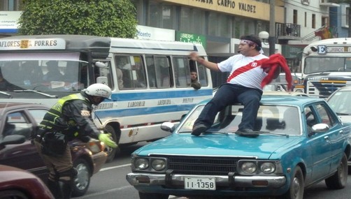 Hinchas peruanos se dirigen al aeropuerto para recibir a la selección