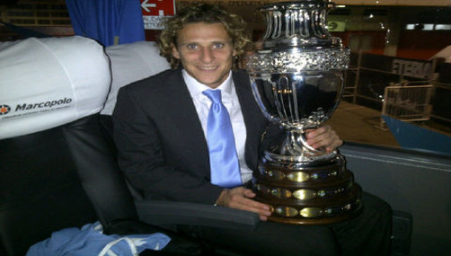 Diego Forlán presume la Copa