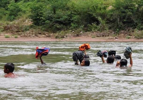 Video: Niños vietnamitas cruzan río para llegar a su escuela