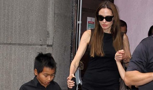Angelina Jolie y Maddox toman clases de vuelo juntos