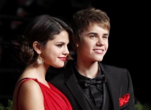 Justin Bieber invita a Selena Gómez a una noche de hockey
