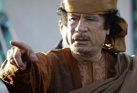 Muamar el Gadafi habría sido sodomizado por rebeldes libios