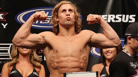 Urijah Faber se corta el cabello en solidaridad con su hermana