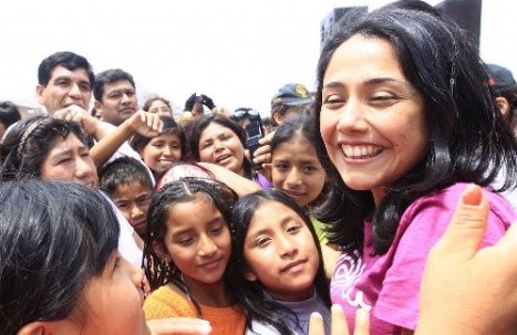 Nadine Heredia comparte chocolatada con niños de Jicamarca