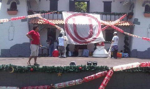 Hinchas de la 'U' alegraron a niños por Navidad