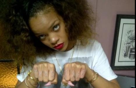 Rihanna enseña su nuevo tatuaje en Twitter