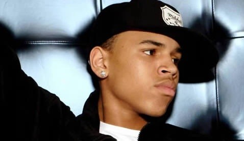 Cantante Chris Brown es acusado de robarle el celular a una fanática