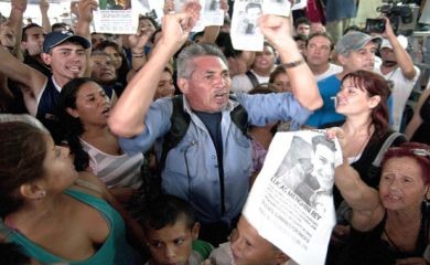 Argentinos se enfrentan a la policía en protesta por la muerte de un pasajero en accidente ferroviario