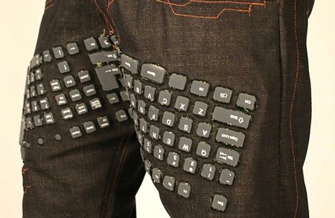 Confeccionan pantalones con teclado y mouse incorporado