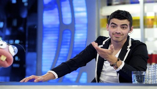 Joe Jonas come comida para perro (Video)