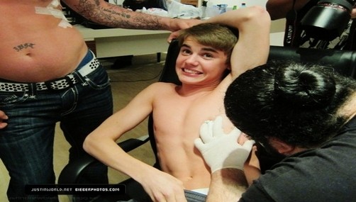 Justin Bieber aguanta el dolor mientras se hace un tatuaje