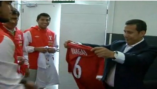 Video: Ollanta Humala recibe camiseta de Juan Manuel Vargas