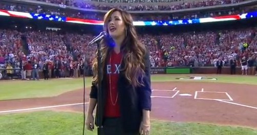 Demi Lovato canta el Himno de EU en la Serie Mundial (video)