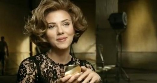 Scarlett Johansson impactante en el spot 'The One'