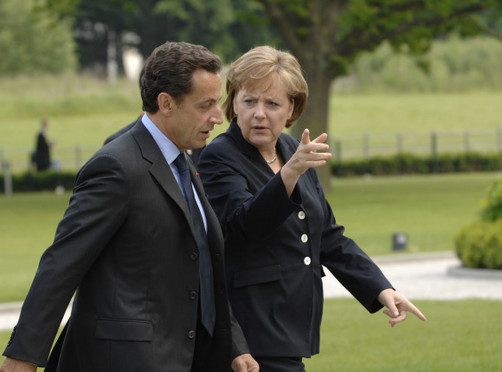 Sarkozy y Merkel: 'Si Italia cae será el fin del euro'