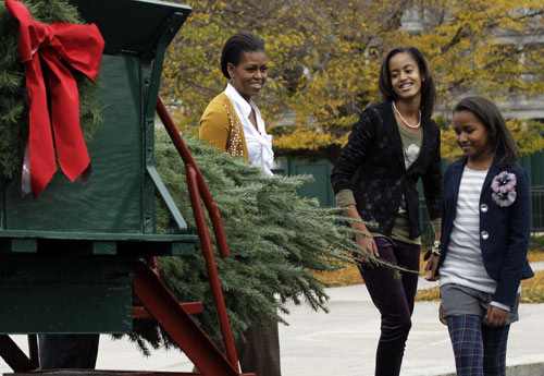 Michelle Obama y sus hijas recibieron árbol de navidad en la Casa Blanca