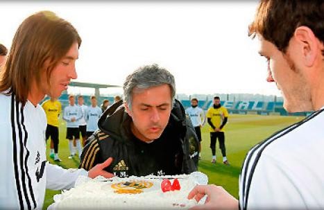 Real Madrid: Mourinho es sorprendido con una torta en su cumpleaños