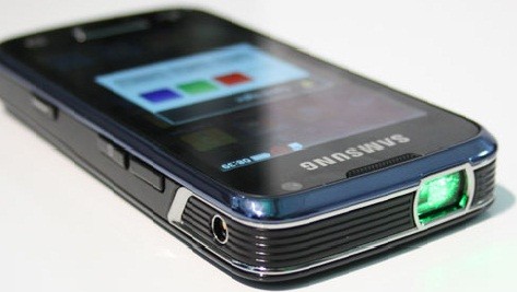 Samsung lanza al mercado novedoso celular con proyector de imágenes