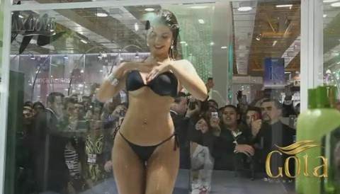 Modelo brasileña sorprende a sus fans tras bañarse en público