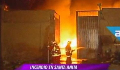 Incendio de grandes proporciones en depósito de llantas en Santa Anita