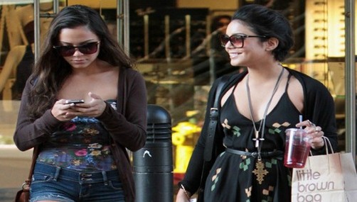 Vanessa Hudgens de compras en familia