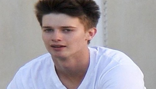 Patrick Schwarzenegger dedica camiseta a su hermano