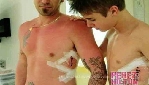 Justin Bieber y su padre se tatúan juntos la palabra 'Jesús'