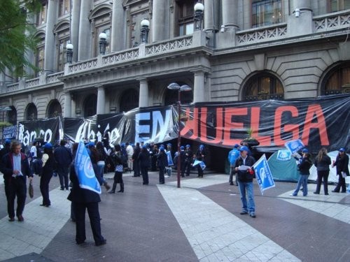 Chile: Segundo día de protesta deja un adolescente muerto