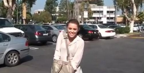 Miley Cyrus se porta bien con los paparazzi (video)