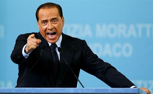 Silvio Berlusconi miró el trasero de presidenta danesa
