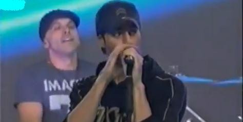 Enrique Iglesias actuó en el partido de Acción de Gracias (video)