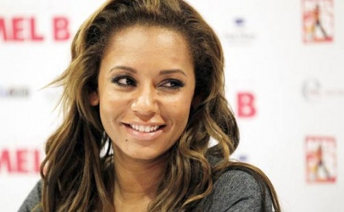 Mel B se traga una mosca mientras habla con su hija