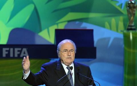 Joseph Blatter es racista y megalómano, aseguran