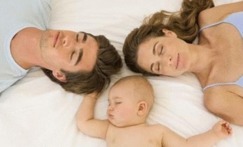 Bebés que duermen con sus padres pueden sufrir de insomnio