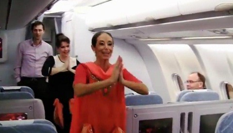 Tripulación de aerolínea realizó baile hindú